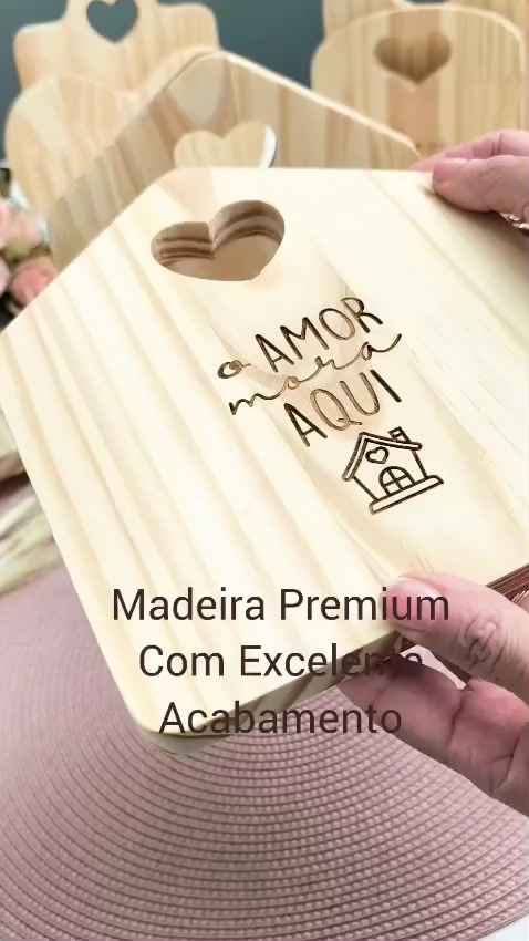 Tábua Petisqueira para Frios Coração em Madeira com Suporte - Mesa Posta - Decoração para Cozinha