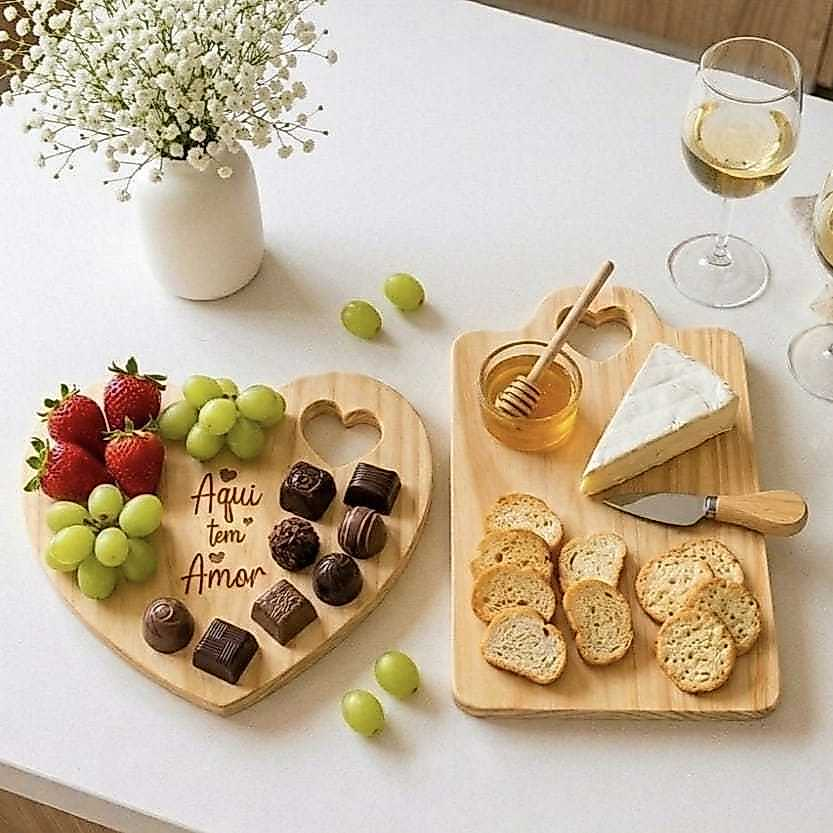 Tábua Petisqueira para Frios Coração em Madeira com Suporte - Mesa Posta - Decoração para Cozinha