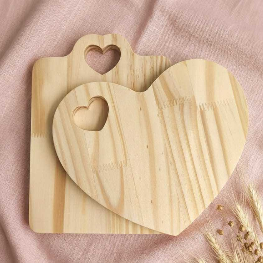 Tábua Petisqueira para Frios Coração em Madeira com Suporte - Mesa Posta - Decoração para Cozinha