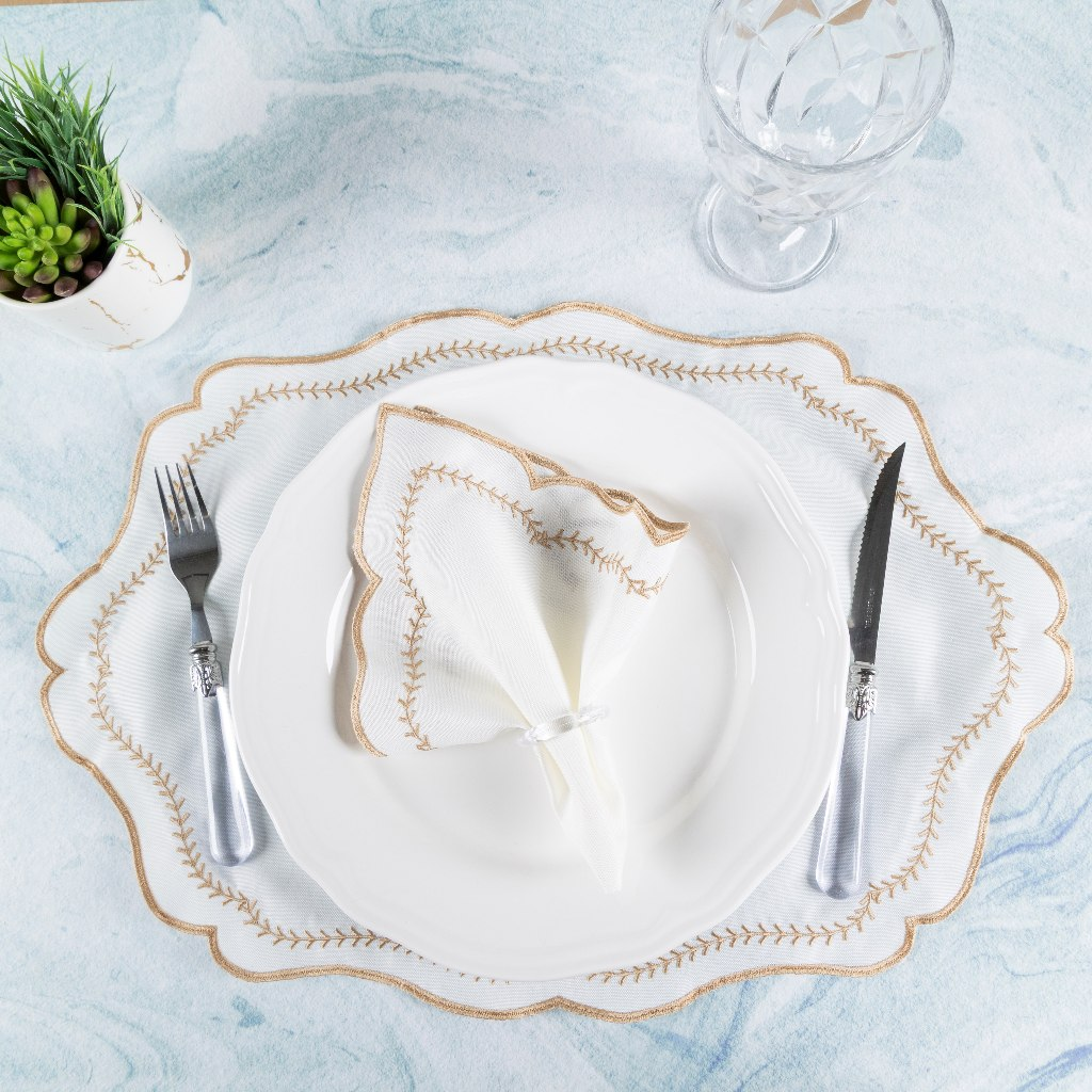 "Kit Americano 4 Peças: Sousplats e Guardanapos - Eleve a Elegância e Sofisticação da Sua Mesa de 2 Lugares!