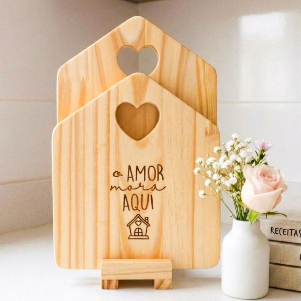Tábua Petisqueira para Frios Coração em Madeira com Suporte - Mesa Posta - Decoração para Cozinha
