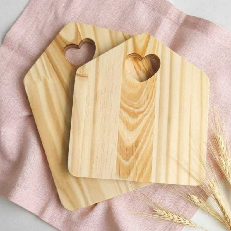 Tábua Petisqueira para Frios Coração em Madeira com Suporte - Mesa Posta - Decoração para Cozinha