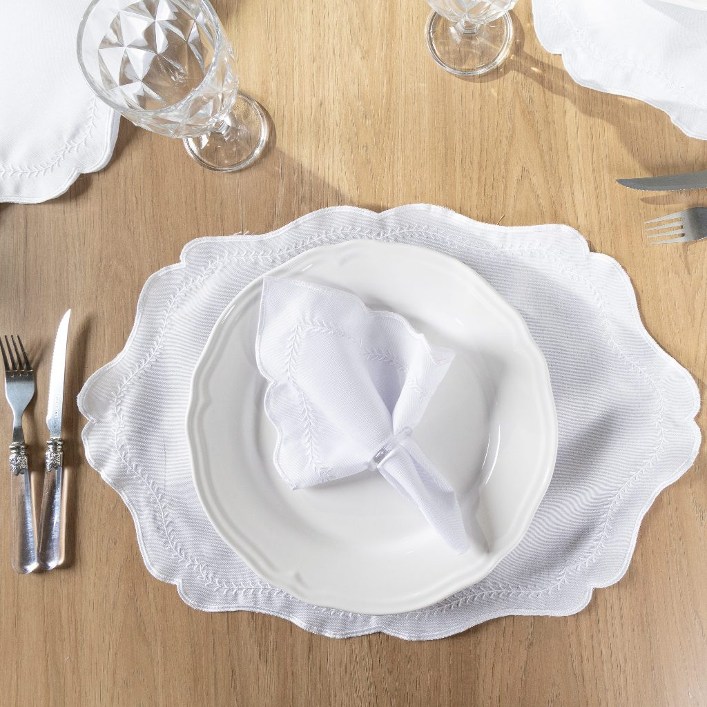 "Kit Americano 4 Peças: Sousplats e Guardanapos - Eleve a Elegância e Sofisticação da Sua Mesa de 2 Lugares!