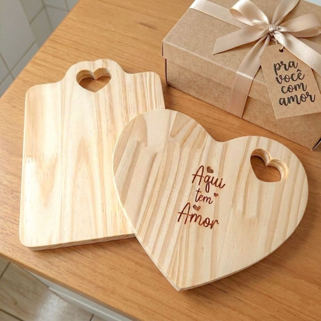 Tábua Petisqueira para Frios Coração em Madeira com Suporte - Mesa Posta - Decoração para Cozinha